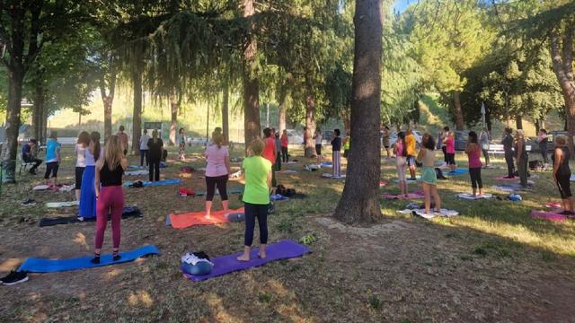 Più di 170 persone coinvolte nelle lezioni gratuite di yoga nei parchi di Ascoli Piceno
