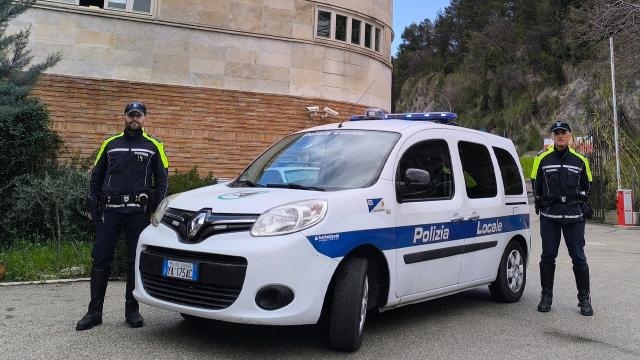 Furto di cellulare ai danni di un minore, Polizia Locale di Ascoli Piceno identifica il ladro e recupera la refurtiva