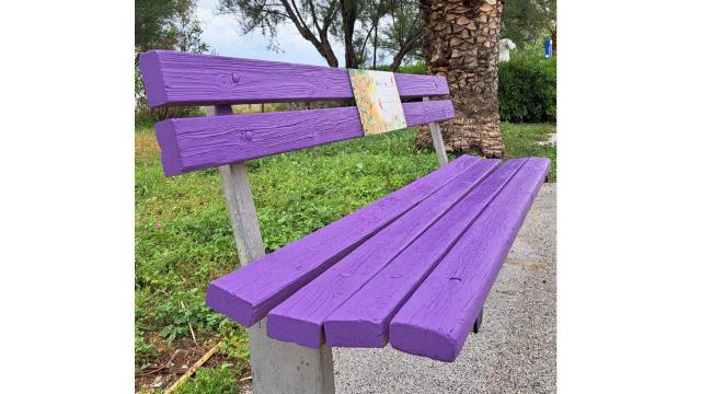 Grottammare, panchina viola sul lungomare per accendere i riflettori sulla fibromialgia
