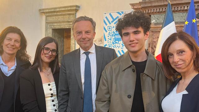 Studenti IIS Capriotti di San Benedetto del Tronto all’ambasciata di Francia per 'Le Choix Goncourt de l’Italie 2025'