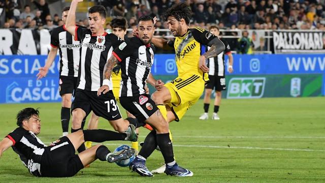 Ascoli-Pisa 2-1, la vittoria più triste. Il Picchio retrocede in C dopo 9 anni, esplode la rabbia dei tifosi