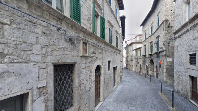Ascoli Piceno, regolamentazione circolazione per montaggio gru Via Pretoriana