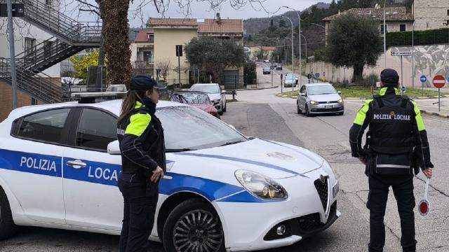 Ascoli Piceno, Polizia Locale smaschera truffa assicurativa. Broker finisce nei guai