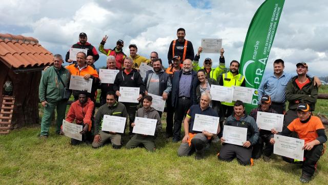 Erapra Marche, ad Acquasanta Terme consegnati i diplomi da operatore forestale