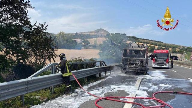 San Benedetto del Tronto, autocarro a fuoco sulla A14. Fiamme propagate su terreni oltre carreggiata