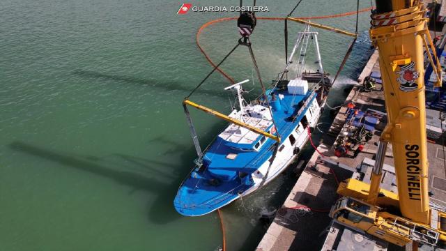 San Benedetto del Tronto, recuperato motopesca affondato in porto. Prosegue il monitoraggio ambientale