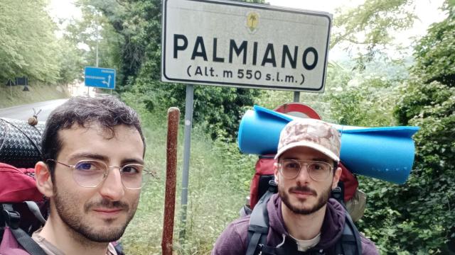Cammino delle terre perdute: partiti da Ascoli due volontari di Legambiente a piedi verso le aree interne delle Marche