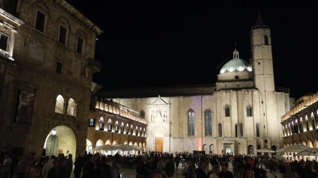 Ascoli Piceno, il centro storico si accende d'immenso. Spettacolo con la nuova illuminazione della città