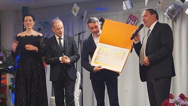 Successo per la cena del 16° Premio Letterario Città di Grottammare. Consegnata serigrafia all'attore Corrado Oddi