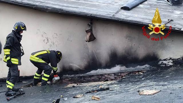 Ascoli Piceno, intervento dei Vigili del Fuoco per tetto in fiamme su edificio disabitato 