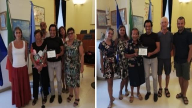 Grottammare, il Sindaco consegna due targhe alle ‘turiste onorarie’ Elide e Antonietta. ‘Per l’amore e la lunga fedeltà’