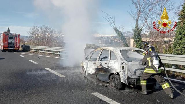 Raccordo Ascoli-Mare, autovettura in fiamme in prossimità uscita Spinetoli