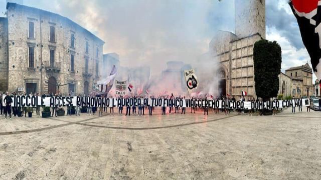 Ascoli Calcio, toccante striscione degli Ultras 1898 ai funerali del tifoso Domenico Iena