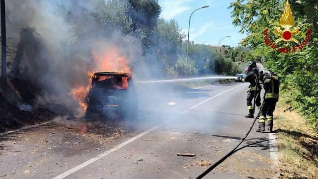 Monteprandone, auto in fiamme dopo collisione contro albero. Conducente elitrasportata al ‘Torrette’