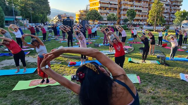 Folignano, riprendono le lezioni estive gratuite di yoga a Villa Pigna