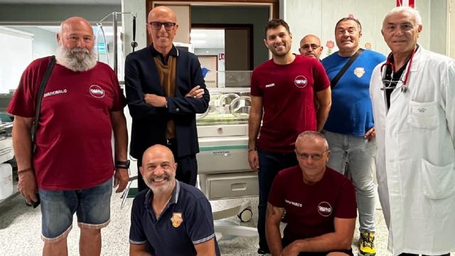 Nuova incubatrice di ultima generazione per la neonatologia del ''Mazzoni'': donata dall'associazione 'Nessun dorma' 
