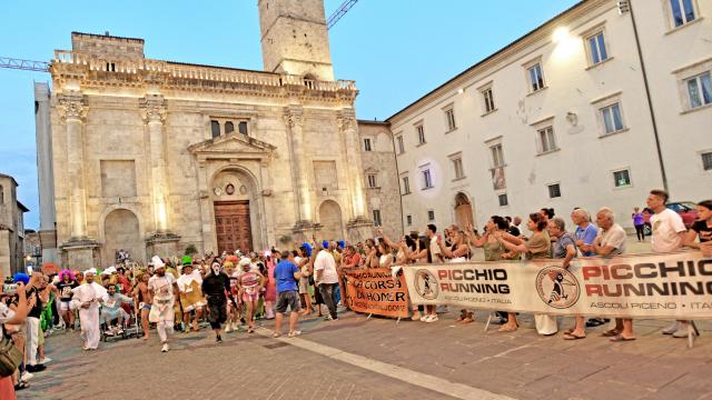 La Corsa di Homer: edizione 2025 da record per la gara più divertente e pazza nel centro storico di Ascoli Piceno