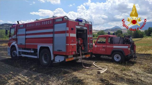 Colli del Tronto, intervento dei Vigili del fuoco con supporto elicottero della Regione per incendio in campo mietuto