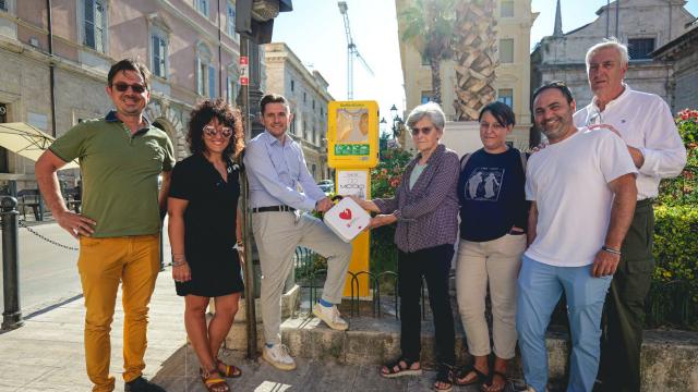 Ascoli, posizionato un nuovo defibrillatore in Piazza Roma. Fioravanti: “Grazie agli eredi di Emidio Poli”