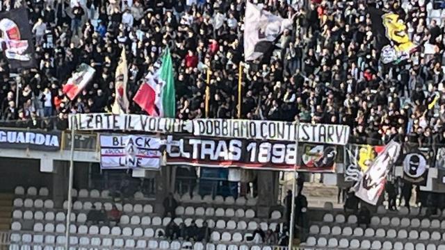 Ascoli-Reggiana 0-0, Ultras 1898: “Stufi di questa società inadeguata. Mettevevi anima in pace, non sarete assolti”