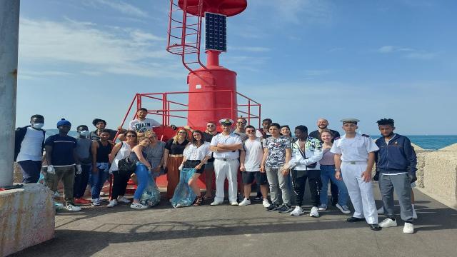 Azione di pulizia al molo di San Benedetto contro l’usa e getta per la tutela del mare