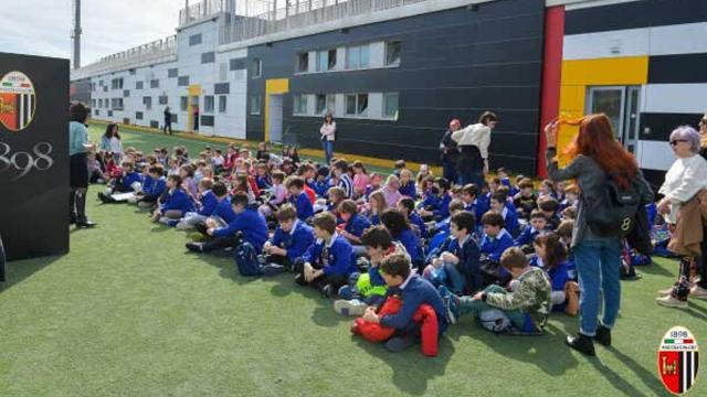 Ascoli Calcio, ISC Don Giussani e Istituto Preziosissimo Sangue in visita alla squadra