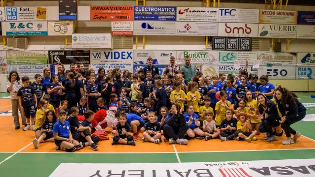 Tanti coach e voglia matta di divertimento. A Grottazzolina La M&G Scuola Pallavolo abbraccia i suoi piccoli campioni
