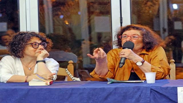 Silvana La Spina incanta il pubblico con 'Un rebus per Leonardo Sciascia' all’Associazione Mare Bunazz di San Benedetto