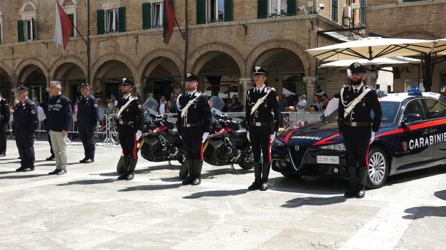 Ascoli Piceno, cerimonia in Piazza del Popolo per il 211° anniversario della fondazione dell'Arma dei Carabinieri