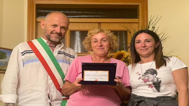 Colli del Tronto, L’Aido e il sindaco Cardilli consegnano una targa alla mamma di Ciarrocchi 