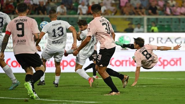 Palermo-Cosenza 0-1, Canotto zittisce il “Barbera” al 91'. Prima sconfitta per i rosanero