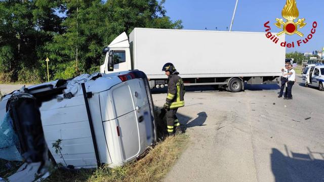 Ascoli Piceno, incidente stradale in zona industriale. Un ferito dopo lo scontro tra furgone e autocarro