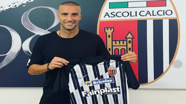 Ascoli Calcio, Vellios in sede con la maglia bianconera: “Affare fatto, non vedo l'ora di iniziare”