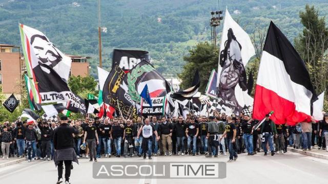Ascoli-Modena, blitz degli ultras in ritiro alla vigilia: “Conta solo salvare alla categoria, tutti allo stadio!”