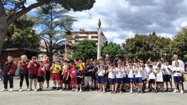 Ascoli Piceno, Piazza Immacolata si trasforma in un'arena di boxe. Giovani pugili protagonisti