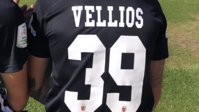 Ascoli Calcio, Grassi rende omaggio all'infortunato Vellios indossando la sua maglia