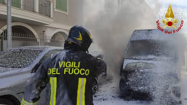 San Benedetto del Tronto, intervento dei Vigili del fuoco per incendio a pulmino adibito trasporto disabili