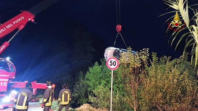Rotella, intervento dei Vigili del Fuoco per automobile finita fuoristrada in contrada Tesino