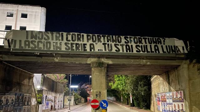 Ascoli Calcio, striscioni di contestazione verso Pulcinelli nei pressi dello stadio “Del Duca”