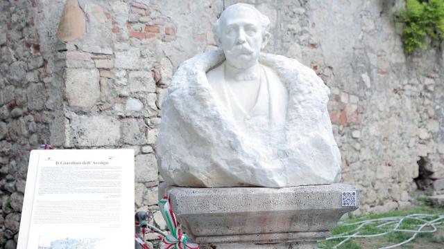 Ascoli Piceno, terminato restauro dei busti nel Giardino dell'Arengo. Le voci di Papetti e Di Silvestro