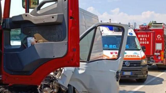 Ripatransone, grave incidente sulla provinciale Valtesino. Coinvolti furgone e autocisterna carica di carburante 