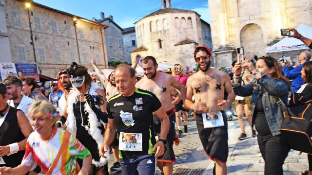 Divertimento a ritmo di corsa in “maschera”: ad Ascoli Piceno ecco la nona edizione della Corsa di Homer