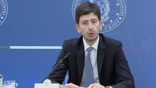 Covid-19, Rt stabile a 1.23 e sale incidenza casi. Speranza: “Vietati ingressi da Sudafrica e altri 6 Paesi”