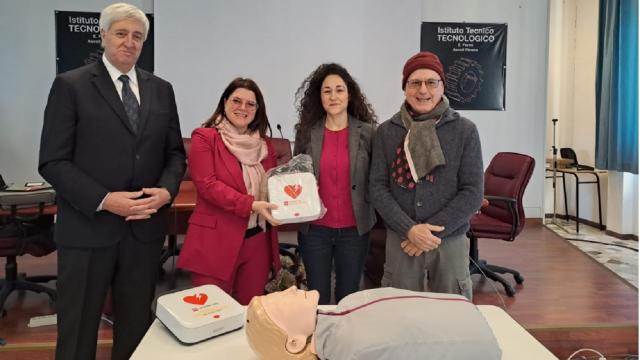 Fainplast e Croce Verde Ascoli Piceno, donato defibrillatore all'Istituto 'Fermi-Sacconi-Ceci'