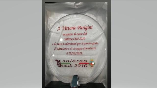 Ascoli Calcio, tifosi Salernitana omaggiano Parigini con una targa per soccorsi a Dziczek
