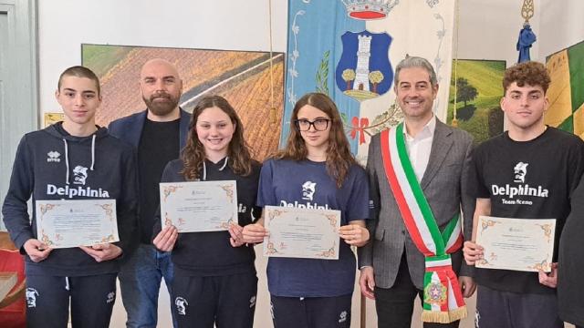 Nuoto, Grottammare rende omaggio a quattro giovani talenti dell’ASD Delphinia Team Piceno