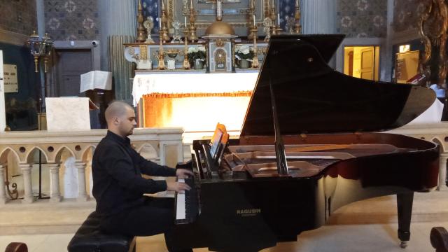 Grottammare, tanti giovani europei in Erasmus al concerto del pianista Leonard Mihale nel Museo Sistino del Piceno