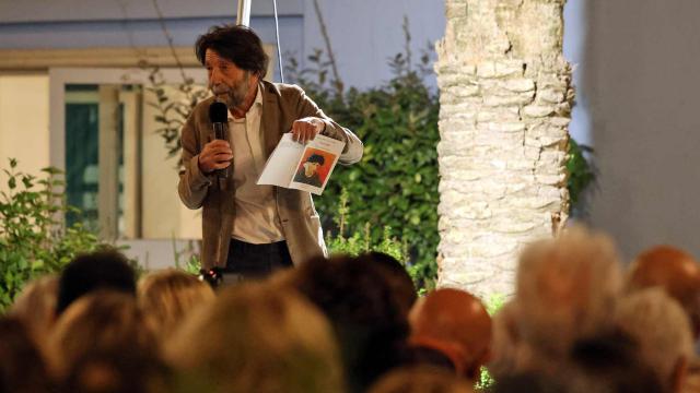 Folla alla Palazzina Azzurra di San Benedetto per Massimo Cacciari e ''Van Gogh. Per un autoritratto''