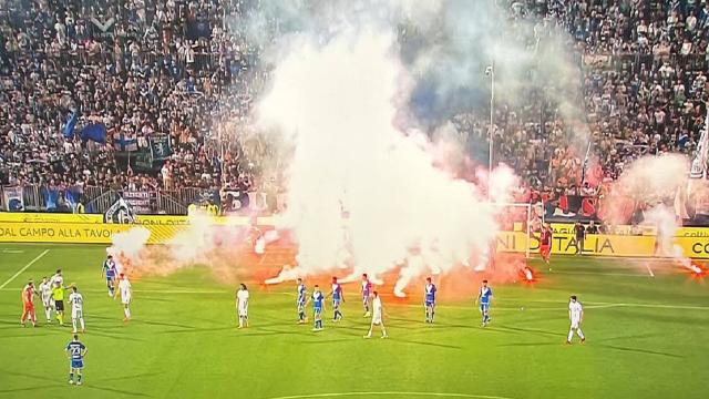 Playout Serie B, Brescia-Cosenza 1-1. Meroni nel recupero salva i Lupi e fa esplodere la rabbia dei tifosi lombardi