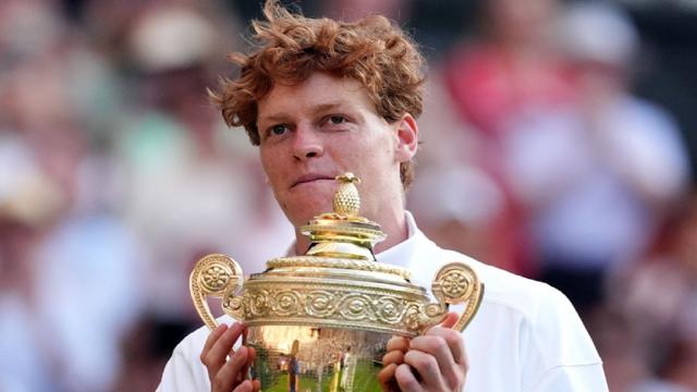 Tennis, Sinner scrive la storia vincendo Wimbledon per la prima volta. Grande festa anche per Vagnozzi
